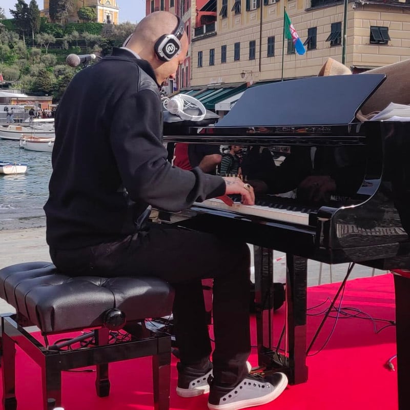 Silent Concert Portofino con Emiliano Pepe Emiliano Pepe Silent Concert on piano in Portofino with wireless headphones