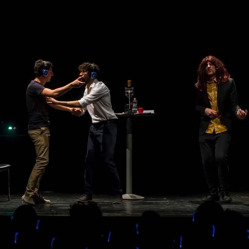 offtopic-silent-theatre-silentsystem Actors on stage in a headphone theater show