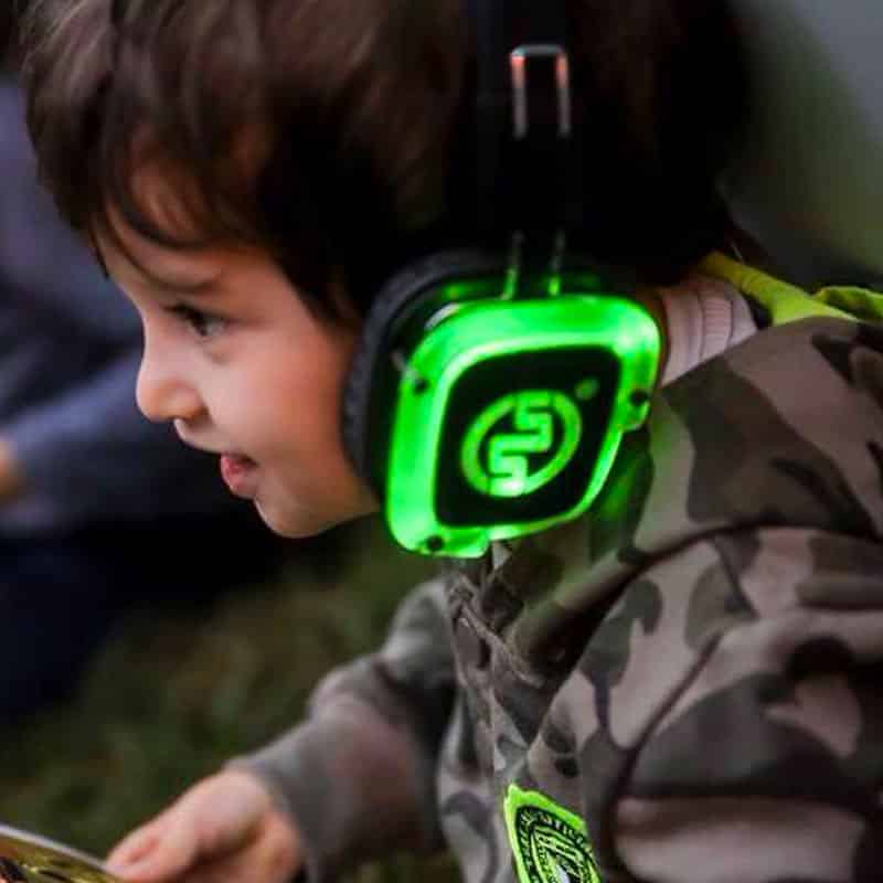 bambini-silentnight Boy wearing green LED silent disco headphones