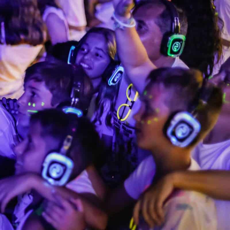 festecuffiebambini Group of kids wearing LED wireless headphones at a party