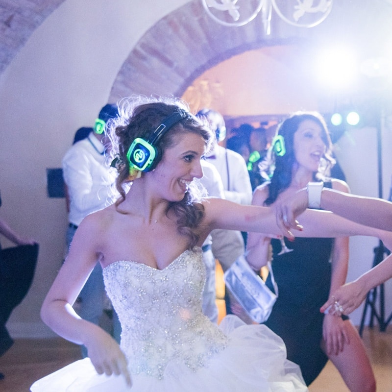 matrimonio1 Bride dancing in silent disco headphones at her wedding