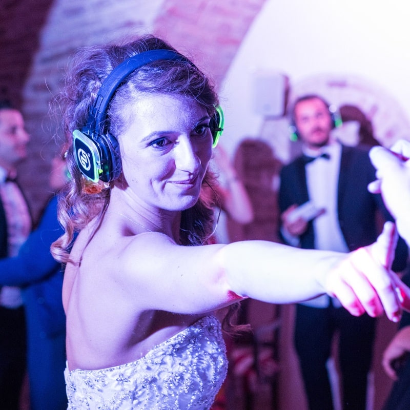 matrimonio2 Bride in green LED headphones dancing at the wedding party