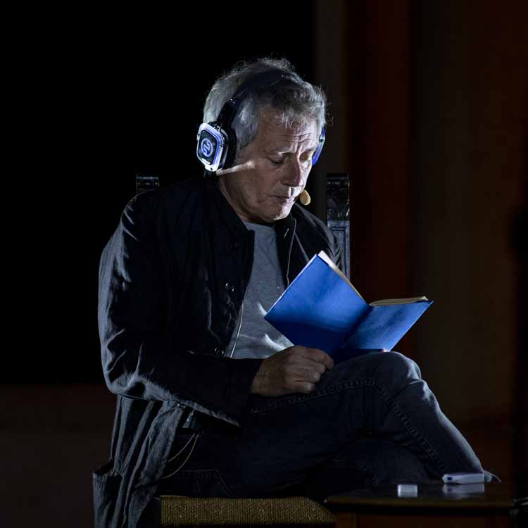 baricco-silentsystem Reader on stage with Silentsystem headphones during a live reading
