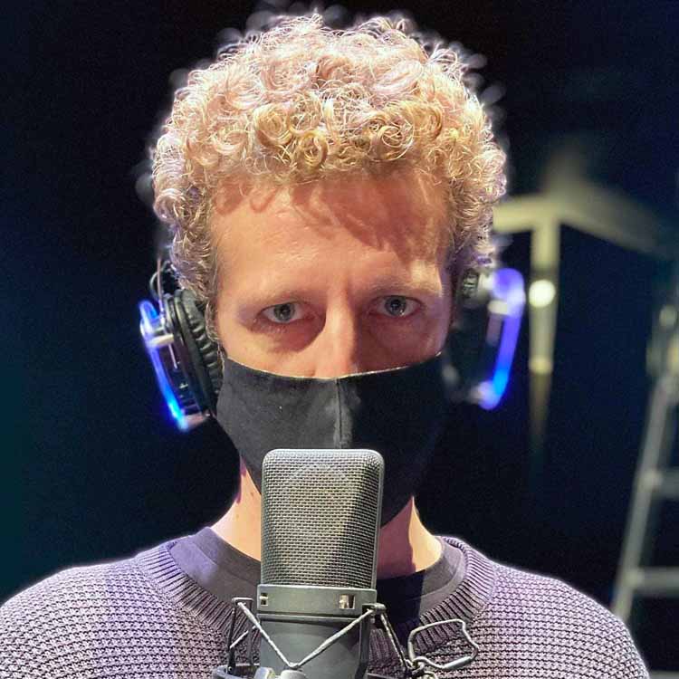 off-topic-beppe Speaker with Silentsystem headphones and a studio microphone