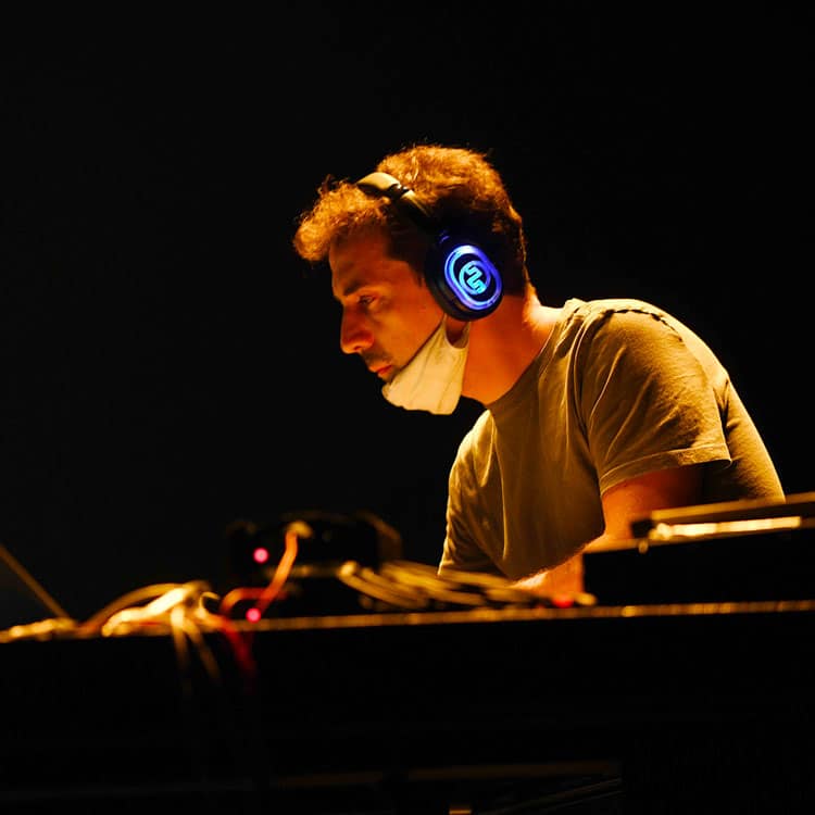 podcast-dal-vivo Keyboard player with wireless headphones during a live podcast