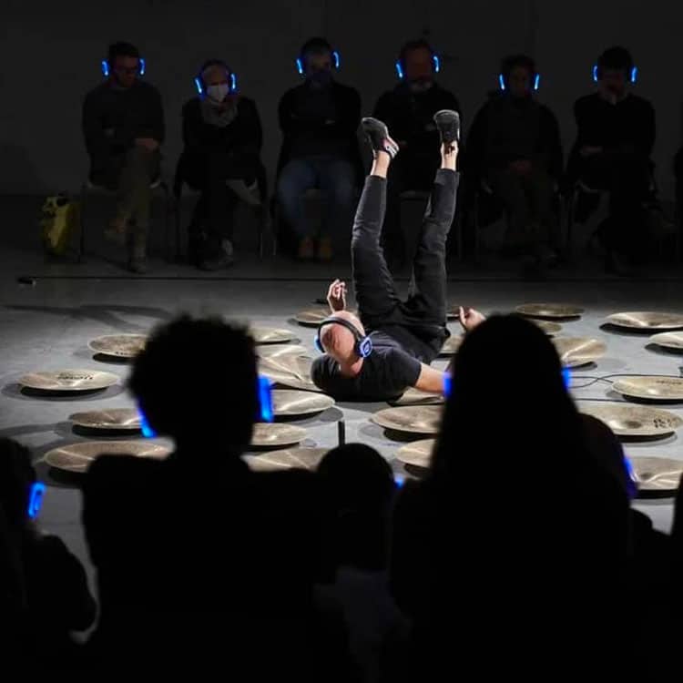 saiu-teatro Dance performance with the audience in headphones in the dark