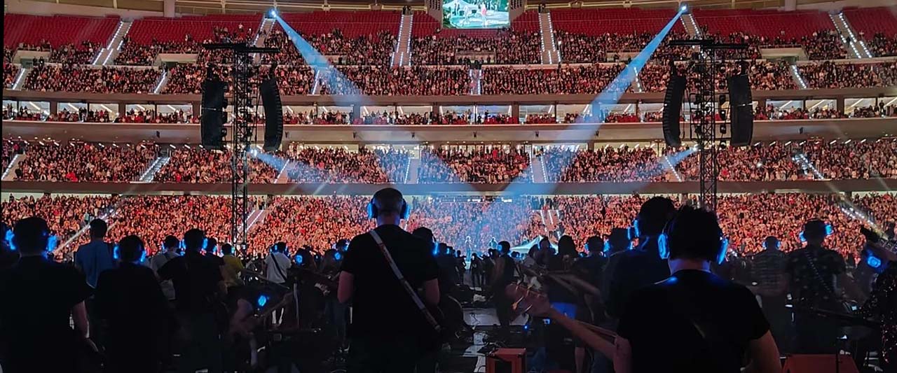 chi-siamo-silentsystem Arena concert with the audience wearing Silentsystem headphones