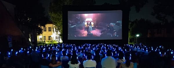 Cinema openair Headphones for open-air cinema and live podcasts: the complete guide