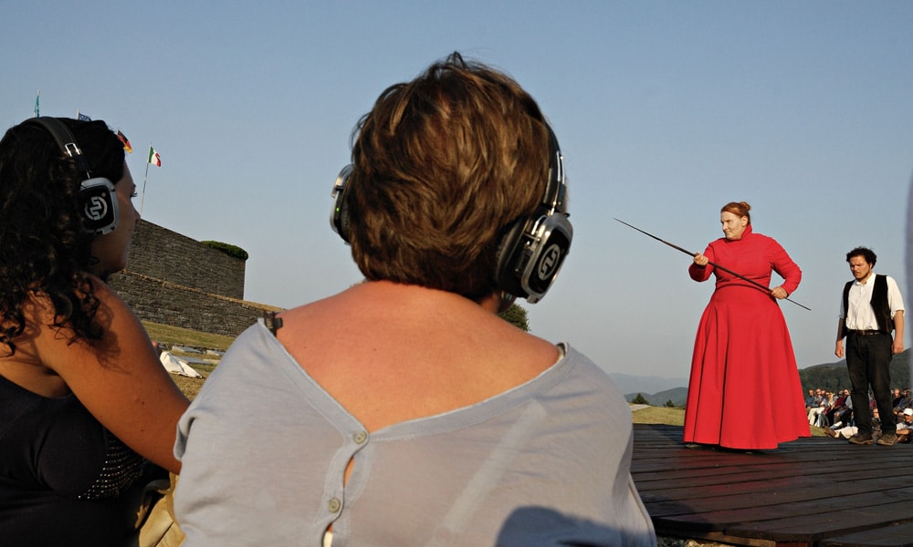 teatro mobile Outdoor theater show with the audience in headphones