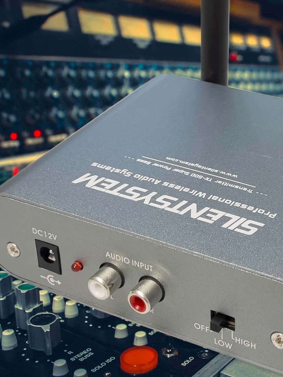 trasmettitoTrasmettitori Silent Silentsystem transmitter connected to a mixer