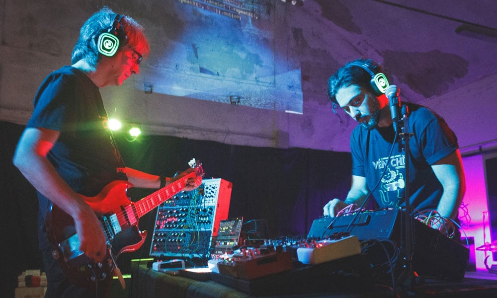 Sistemi audio modulari Musicians playing modular synths with wireless headphones