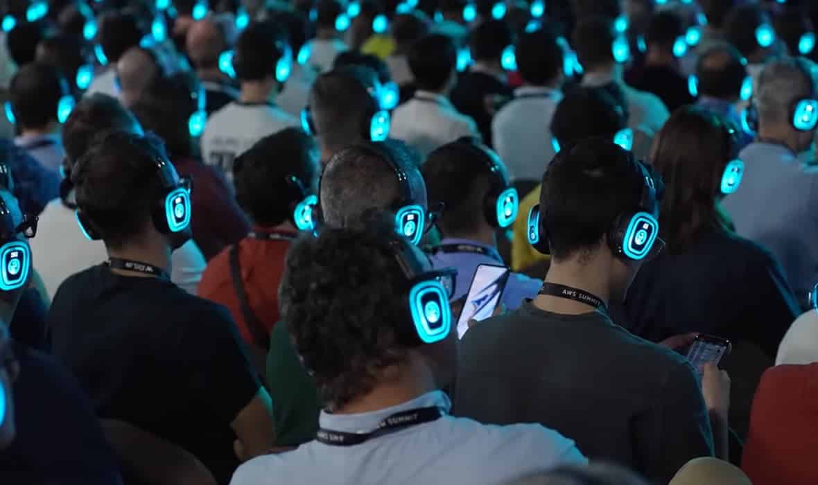 AWS conferenza Silent AWS Summit Milano: over 5,000 wireless conference headphones